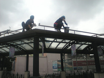 駅連絡通路ガラス屋根作業