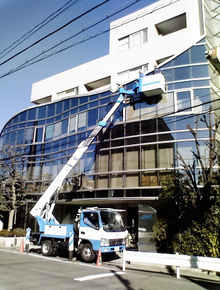 高所作業車ガラス スパンドレル清掃